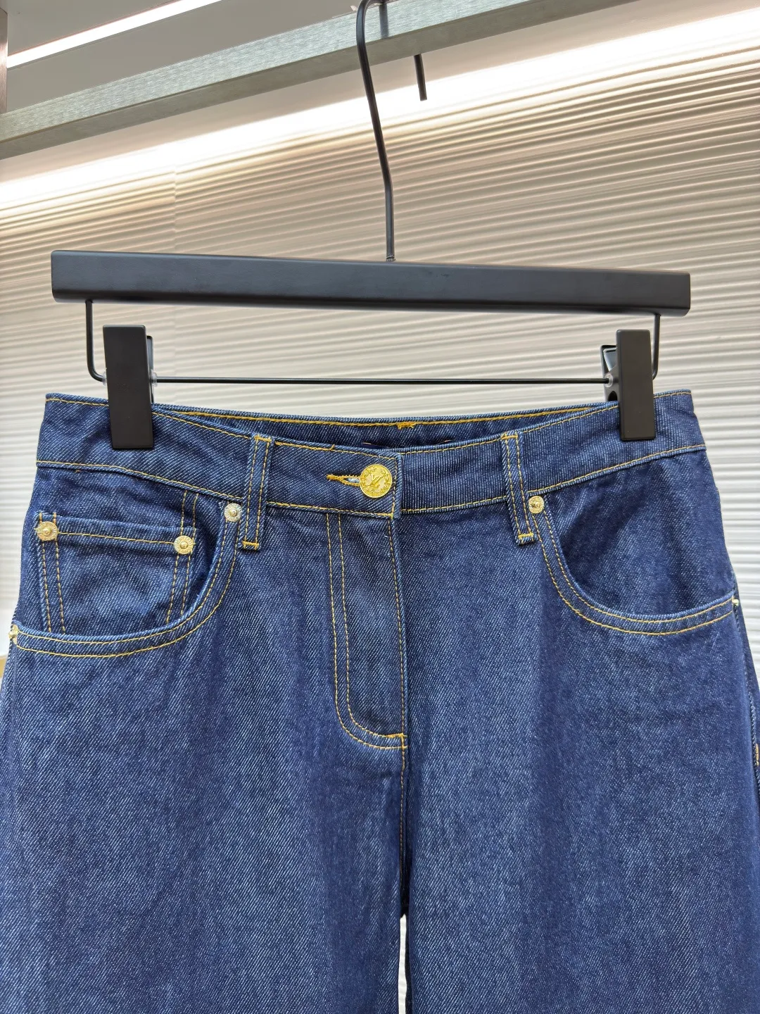 LOUIS VUITTON Dark blue logo cuffed denim trousers [Women's clothing] ●Authentic product: Purchased and developed for 12999 ●Item number: 1680064-A75 ●Material: Denim denim fabric ●Technology: Made on positioning cutting machine ●Version: Fitted version ●Weight: about 735 grams ●Size: 34-36-38 ●Description: This mini shorts is cut with seasonal deep-washed denim to create a neat straight fit. Contrasting topstitching outlines the classic structural lines, and the cuffed trousers reveal the Monogram printed lining, upgrading your daily look. The overall wiring is straight and delicate, the fabric is comfortable and soft, and the color is consistent without color difference. It can be matched with the same style to create a fashionable look and control various occasions. Customized accessories, complete with three standards, same style for men and women!